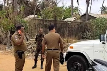 මාරවිල මුහුදු තීරයේදී විශාල රළ පහරකට හසුවී විශ්වවිද්‍යාල වරම් ලැබූ තරුණයෙක් අතුරුදන්- නාවික හමුදා කිමිදුම්කරුවන්ගෙන් හදිසි මෙහෙයුමක්