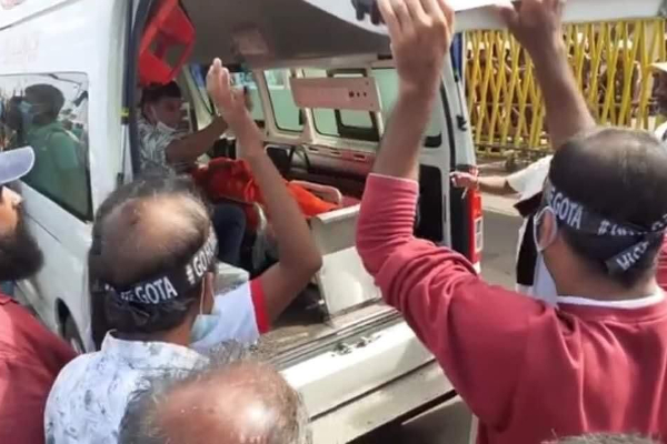 காலி முகத்திடலில் சாகும் வரையிலான உணவுத் தவிர்ப்பை முன்னெடுத்த தேரர் வைத்தியசாலையில் (Video) | Galle Face Protest Tero Hospitalized