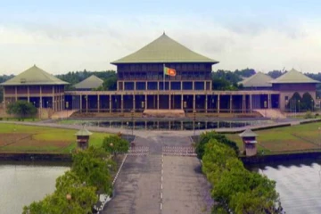 පාර්ලිමේන්තුව වට කරන්න යන බස්රථ..?