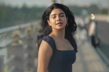 மாடர்ன் உடையில் பவித்ரா லட்சுமி ஹாட் புகைப்படங்கள்