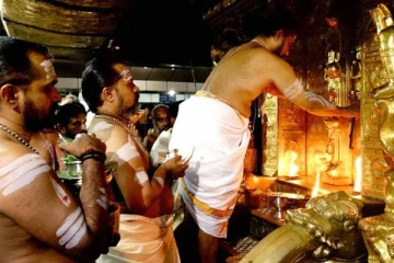 சாமியே சரணம் ஐயப்பா... கோஷங்கள் முழங்க சபரிமலை கோவில் நடை திறப்பு
