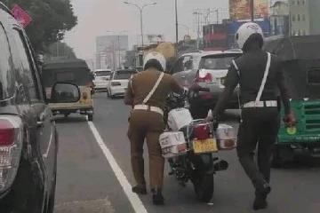 நடுவீதியில்  இலங்கை பொலிஸாருக்கு இப்படி ஒரு நிலையா?