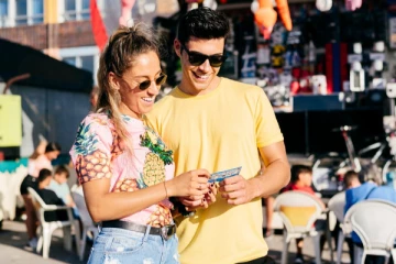 அலட்சியம் செய்த இளம்பெண்! குப்பை தொட்டியில் கைவிட்டதால் கோடீஸ்வரர் ஆன இளைஞர்