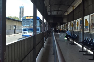 கோவிட் பரவல் அச்சம் காரணமாக வெறிச்சோடிய கொழும்பு உட்பட பல பகுதிகள்