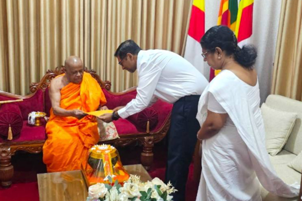 அஸ்கிரிய மகாநாயக்க தேரரை சந்தித்த ரணில் தரப்பினர் | Maha Sangha Invoked Blessings Ranil Wickremesinghe