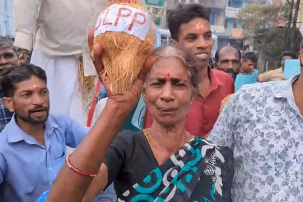 எதிர்க்கட்சியினரை எதிர்த்து சவப்பெட்டி ஏந்தி பெருந்தோட்டத் தொழிலாளர்கள் போராட்டம் | Plantation Workers Protest Carrying Coffins எதிர்க்கட்சியினரை எதிர்த்து சவப்பெட்டி ஏந்தி பெருந்தோட்டத் தொழிலாளர்கள் போராட்டம் | Plantation Workers Protest Carrying Coffins