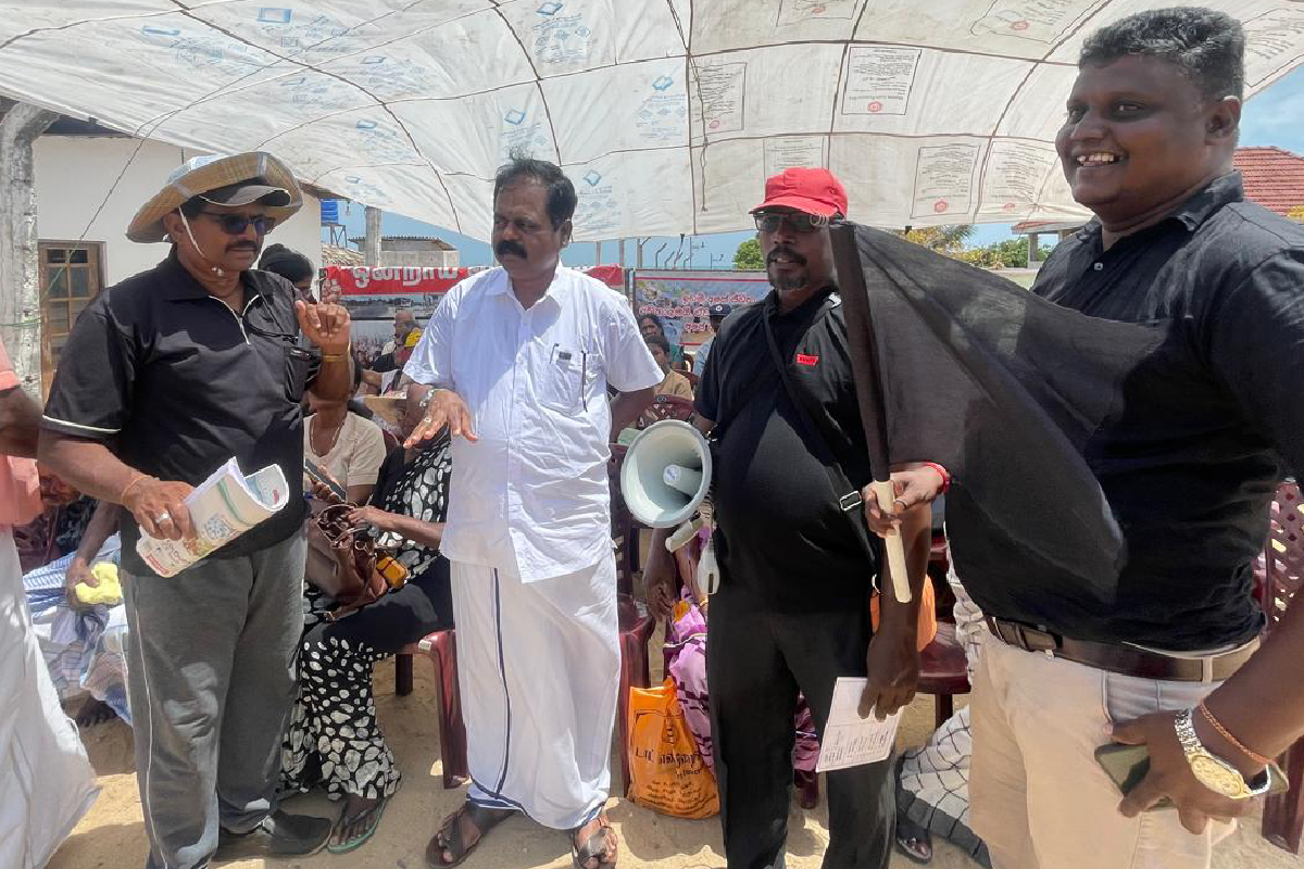 யாழ். பலாலியில் வீதிக்கு வந்த பொதுமக்கள் - சிங்கள மயமாக்கும் தமிழர் நிலங்கள்: சிறீதரன் எம்.பி சீற்றம் | Sri Lankan Army Continues In The Tamil Homeland யாழ். பலாலியில் வீதிக்கு வந்த பொதுமக்கள் - சிங்கள மயமாக்கும் தமிழர் நிலங்கள்: சிறீதரன் எம்.பி சீற்றம் | Sri Lankan Army Continues In The Tamil Homeland