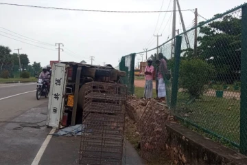 வவுனியாவிலிருந்து மன்னாருக்கு கோழிகளுடன் சென்ற வாகனம் விபத்து