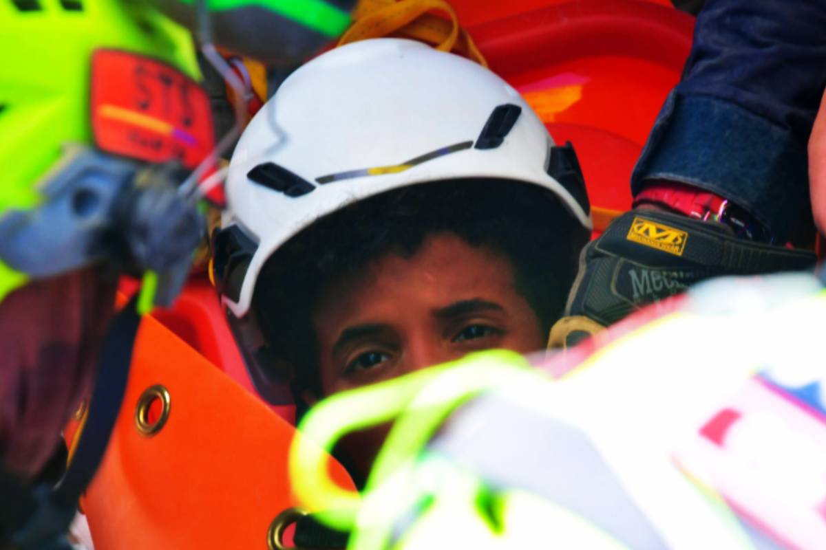 வெனிசுலா நிலநடுக்கம்: 3 நாட்கள் தேடுதல் போராட்டத்தின் பின் உயிருடன் மீட்க்கப்பட்ட சிறுவர்கள் | Two Boys Rescued Alive From Rubble In Venezuela