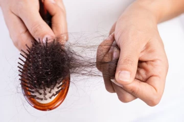 உங்களுக்கு முடி ரொம்ப கொட்டுதா? ஷாம்பூக்கு பதிலாக இதை பயன்படுத்தி பாருங்க... அபரிமிதமாக நன்மைகள்!