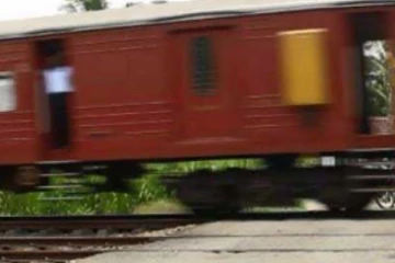 විශ්‍රාමික ගුරුවරයෙක් දුම්රියට පැන සියදිවි හානි කරගෙන..