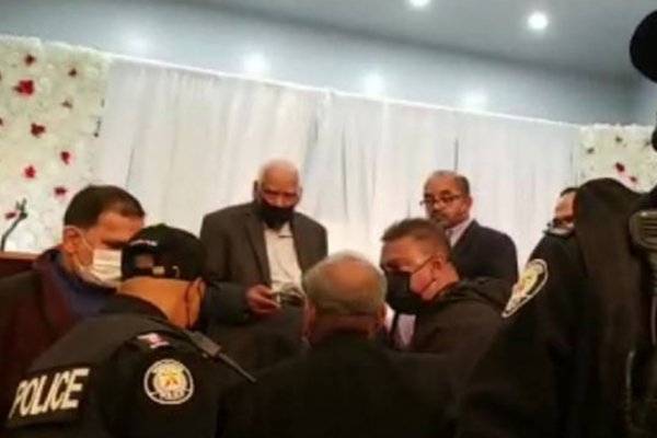 போராட்டக்காரர்களின் தீவிரம்: கனடாவில் தலை தெறிக்க ஓடிய சுமந்திரன் - சாணக்கியன்! வைரலாகும் வீடியோ | Protest Agains Sumanthiran And Chanakyan In Canada போராட்டக்காரர்களின் தீவிரம்: கனடாவில் தலை தெறிக்க ஓடிய சுமந்திரன் - சாணக்கியன்! வைரலாகும் வீடியோ | Protest Agains Sumanthiran And Chanakyan In Canada