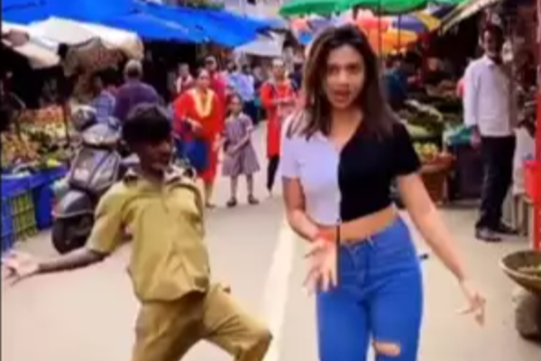 நடுரோட்டில் குத்தாட்டம் போட்ட பெண்! பின்னால் ஆட்டோ டிரைவர் செய்த காரியம்! வேறலெவல் வைரல் | Viral Funny Video Viral Dance Video