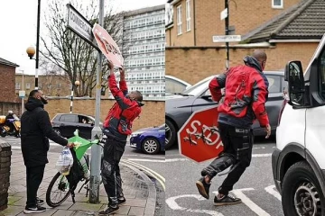 தெற்கு லண்டன் வீதியில் வைக்கப்பட்ட 50,000 பவுண்ட் மதிப்புள்ள STOP கலைப்படைப்பு! பட்டப்பகலில் திருடிய நபர் கைது