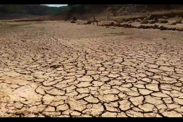 கடும் வறட்சி -நீரேரியில் மூழ்கிய கிராமம் வெளிவந்தது(படங்கள்) | Drought Flooded Village Emerges