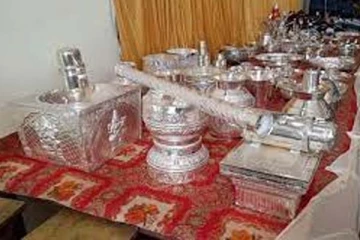 அம்மி முதல் உலக்கை வரை.... வெள்ளியில் ஜொலிக்கும் சீர்வரிசை