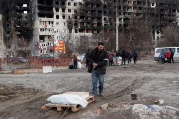 உக்ரைன் துறைமுக நகரில் கொத்து கொத்தாக புதைக்கப்பட்ட 5000 உடல்கள்! புதைக்கப்படாத உடல்கள் தெருக்களில்