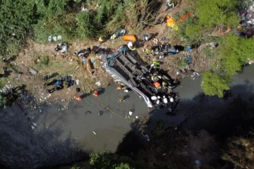 பாலத்தில் இருந்து ஆற்றில் கவிழ்ந்த பேருந்து - 55 பேர் பரிதாப பலி