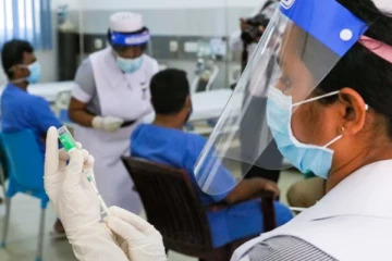 225 எம்.பி.க்களில்  பாதிப்பேர் மட்டுமே  தடுப்பூசி பெற்றனர்