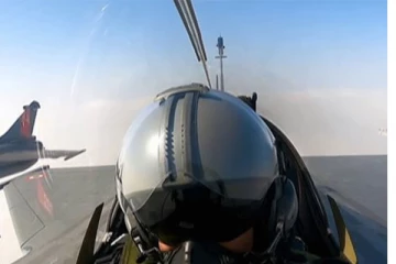 முதன்முறையாக வியக்க வைக்கும் இந்திய விமான சாகசம்! (காணொளி)