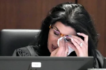 1000 ஆண்டுகள் சிறை தண்டனை விதித்த பின்னர் கண்ணீர் விட்டு கதறிய பெண் நீதிபதி