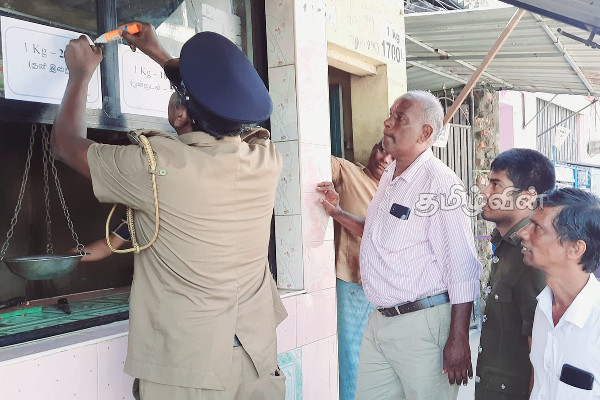 கல்முனை மாநகர சபை எல்லையினுள் திடீர் களப்பரிசோதனை (Photos) | Sudden Visit By Police In Kalamunai Meat Shops