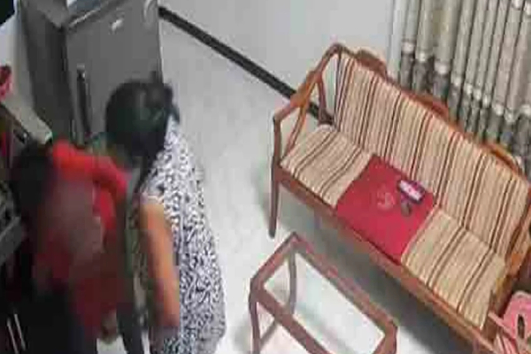 17 வயது யுவதியை தாக்கிய வளர்ப்புத் தாய் கைது..! | Step Mother Arrested For Assaulting Girl