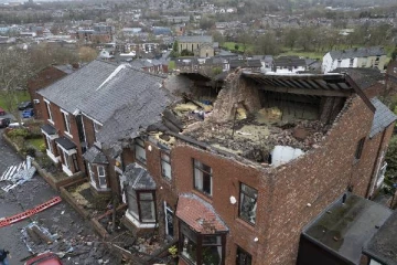 பிரித்தானியாவில் சூறாவளியின் கோர தாண்டவம் ; மின்சாரம் இன்றி 55,000 வீடுகள் பாதிப்பு