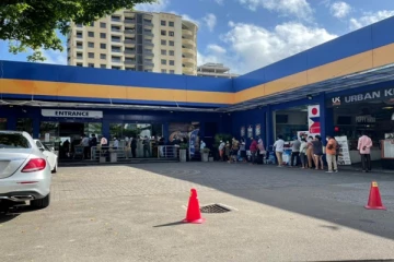 10 நாட்களுக்கு முடக்கம்;  சூப்பர் மார்க்கெட் நோக்கி  படையெடுக்கும்  மக்கள்!