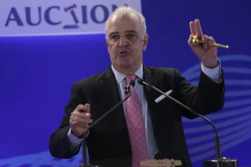 இந்திய ஐ.பி.எல் வீரர்களுக்கான ஏலத்தை நடத்தியவர் மயங்கி வீழ்ந்தார்! ஏலம் நிறுத்தம்! (வீடியோ)