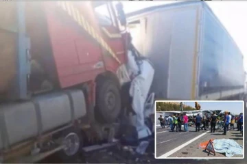 இரண்டு லொறிகளுக்கு மத்தியில் நசுங்கிய மினி பஸ்...ஓட்டுநரின் கவனக்குறைவால் நேர்ந்த பரிதாபம்