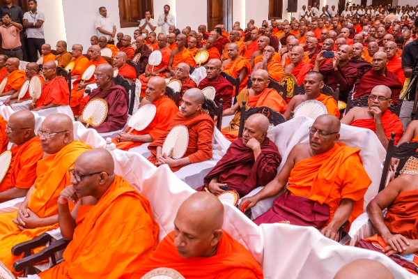 ஒற்றையாட்சிக்குள் அதிகாரப் பரவலாக்கல்! - பிக்குகள் முன்னிலையில் சஜித் திட்டவட்டம் | Decentralization Within The Unitary Goverment