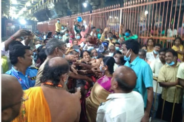 அண்ணாமலையார் கோவிலில் துர்கா ஸ்டாலின் சாமி தரிசனம் - பக்தர்களிடம் கைகொடுத்து உரையாடினார்