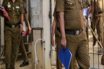 பொலிஸ் காவலில் இருந்து தப்பியோடிய சந்தேக நபர்... அதிகாரிகள் இருவர் அதிரடி கைது!