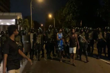 உயிரை இழந்தேனும் ரணில் விக்ரமசிங்கவை விரட்டாமல் ஓயமாட்டோம்: போராட்டக்களத்தில் மக்கள்