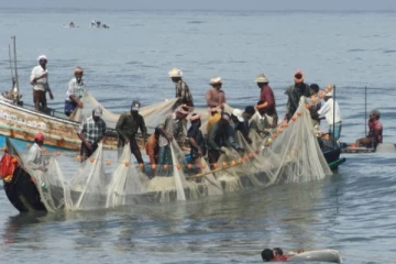 இலங்கை கடற்படையினரின் அடாவடித்தனத்திற்கு எதிராக தமிழகத்தில் போராட்டம்