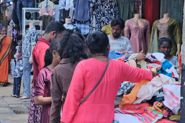 யாழ். நகரத்தில் சன நெரிசல்; புத்தாடை வாங்க முண்டியடித்த மக்கள் | Crowded Jaffna City People Rushing Buy New Clothes