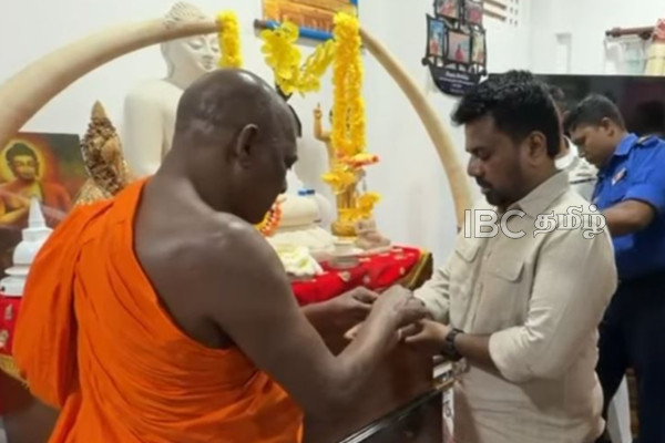 சர்ச்சைகளுக்கு முற்றுப்புள்ளி : நயினாதீவு விகாராதிபதியைச் சந்தித்த ஜனாதிபதி அநுர | President Anura Meets Nainativu Viharathipathi