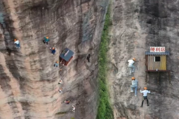 குன்றின் மீது 392 அடி உயரத்தில் அமைந்துள்ள பெட்டிக்கடை; உலகின் மிகவும் வசதியற்ற கடையாம் - அதிசயம்!