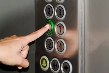 லிஃப்டில் சிக்கித் தவித்த 4 எம்.பிக்கள்