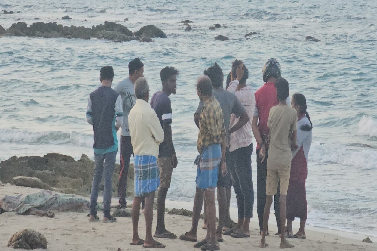 மட்டக்களப்பு கடலில் அழுகிய நிலையில் சடலமாக மிதந்த ஆண் ; தீவிரமாகும் விசாரணை | Man S Body Found Floating In Batticaloa Sea மட்டக்களப்பு கடலில் அழுகிய நிலையில் சடலமாக மிதந்த ஆண் ; தீவிரமாகும் விசாரணை | Man S Body Found Floating In Batticaloa Sea