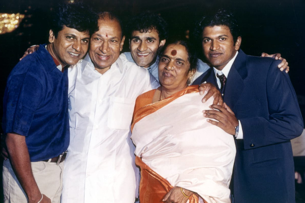 மறைந்த நடிகர் புனீத் ராஜ்குமாரின் அழகிய குடும்பம்.. அனைவரையும் கண்கலங்க வைக்கும் புகைப்படங்கள் | Puneeth Rajkumarfamily Photo