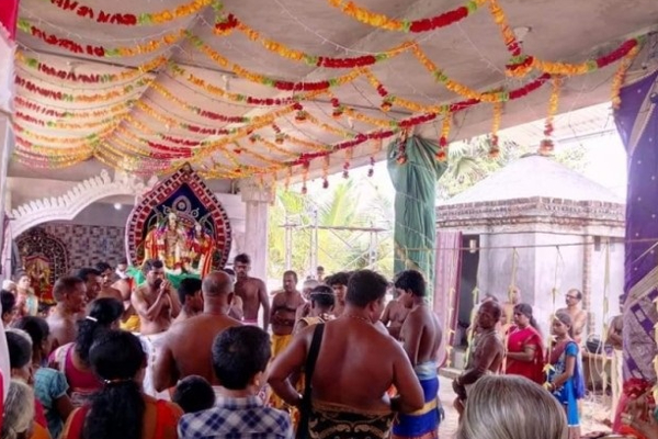 மட்டக்களப்பு பெண்கள் சிலரின் மோசமான நடவடிக்கை! | Bad Move By Some Women In Batticaloa