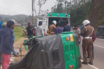 முச்சக்கரவண்டி விபத்தில் மூவர் காயம்