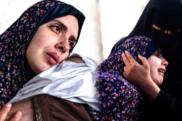 10 வருடங்கள் கழித்து பிறந்த இரட்டைக் குழந்தைகளை போரில் பறிகொடுத்த தாய்