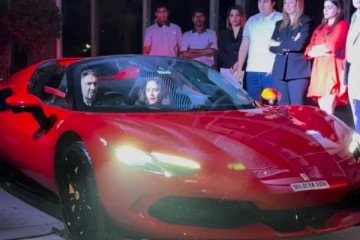 விலையுயர்ந்த காரை வாங்கியுள்ள பிரபல பாலிவுட் நடிகை மாதுரி தீட்சித்.. வைரலாகும் போட்டோ