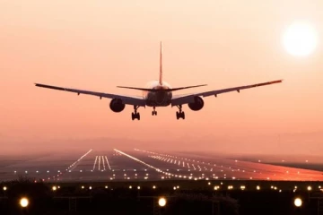 அவசரமாக தரையிறங்கிய விமானத்தால் 21 ஆயிரம் விமான பயணிகள் தவிப்பு!