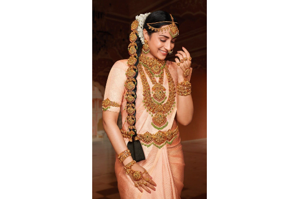 உடம்பு முழுக்க தங்க நகைகள்.. திருமண பெண் கோலத்தில் நடிகை திரிஷா.. ஒரு வேல இருக்குமோ | Trisha In Bridal Look