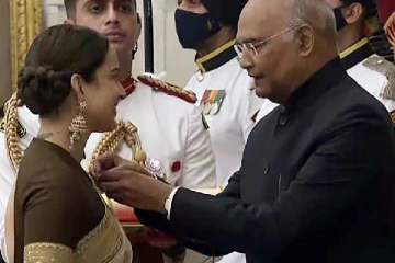 என்னது இந்த நடிகைக்கு பத்மஸ்ரீயா..புலம்பும் வாரிசு நடிகைகள்!