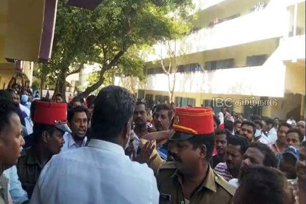 புதுச்சேரியில் பள்ளியை மூட சொன்ன பாஜகவினரை முற்றுகையிட்ட பெற்றோர்கள் | Parents Who Besieged The Bjp